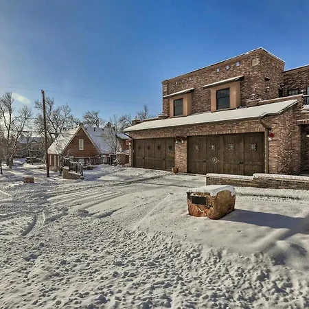 Spacious Golden Gem About Half-Mi To Downtown!